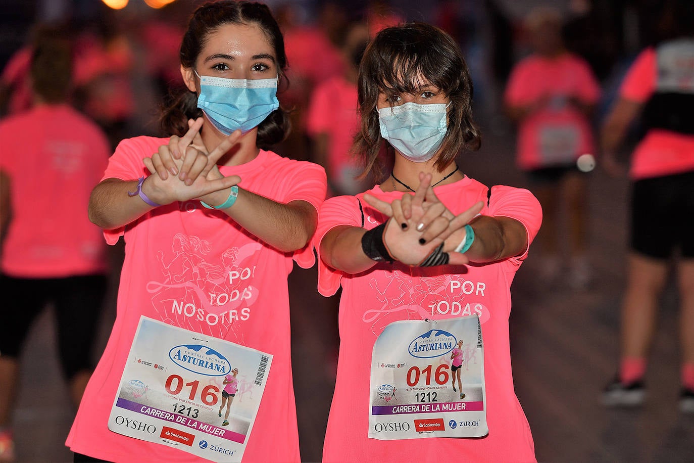 Una marea rosa tomó este sábado las calles de Valencia: 4.000 mujeres participaron ayer en la Carrera de la Mujer que tuvo lugar en la ciudad. En un ambiente festivo y después de un año de parón debido a la pandemia, las participantes recorrieron diferentes calles junto a la playa de la Malvarrosa. 