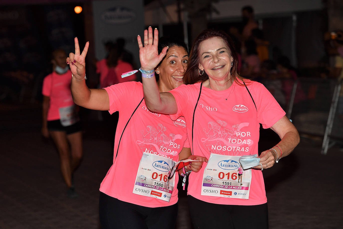 Una marea rosa tomó este sábado las calles de Valencia: 4.000 mujeres participaron ayer en la Carrera de la Mujer que tuvo lugar en la ciudad. En un ambiente festivo y después de un año de parón debido a la pandemia, las participantes recorrieron diferentes calles junto a la playa de la Malvarrosa. 