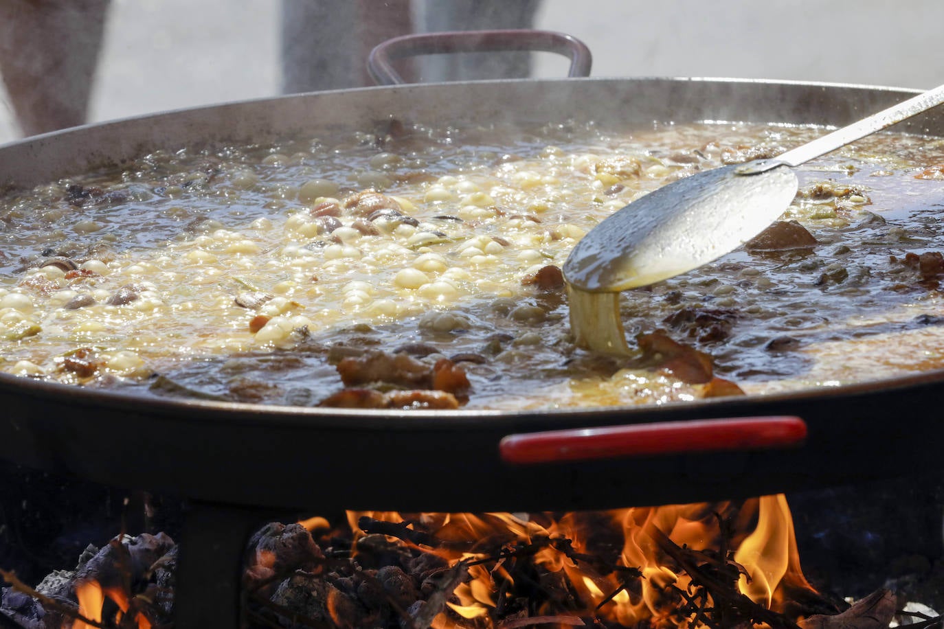 La localidad celebra una nueva edición del concurso internacional del plato tradicional valenciano