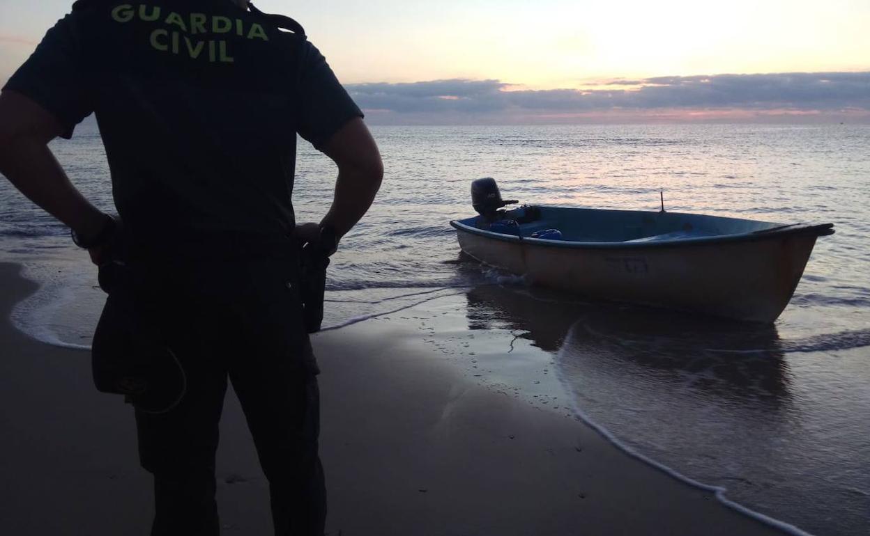 Llegan cinco pateras de madrugada a las costas de Alicante