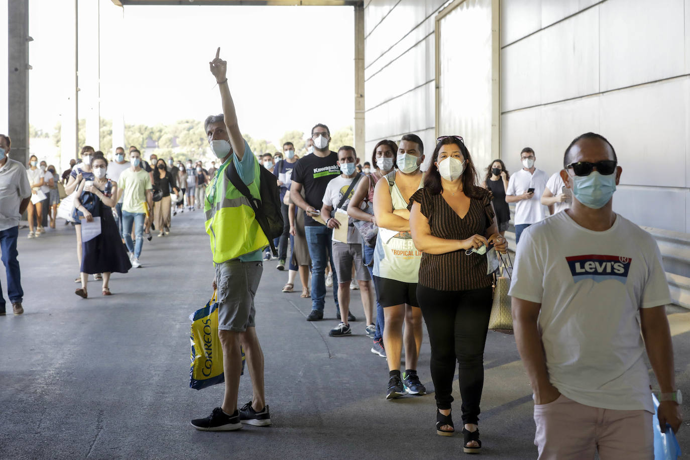 Miles de valencianos se han presentado a las oposiciones de Correos, que se han realizado en Feria Valencia. 