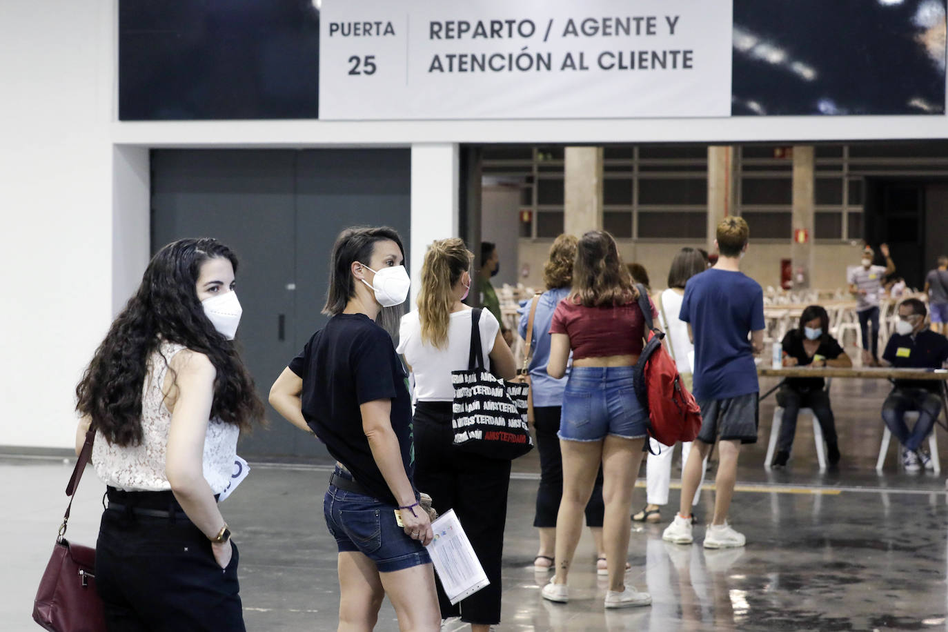 Miles de valencianos se han presentado a las oposiciones de Correos, que se han realizado en Feria Valencia. 