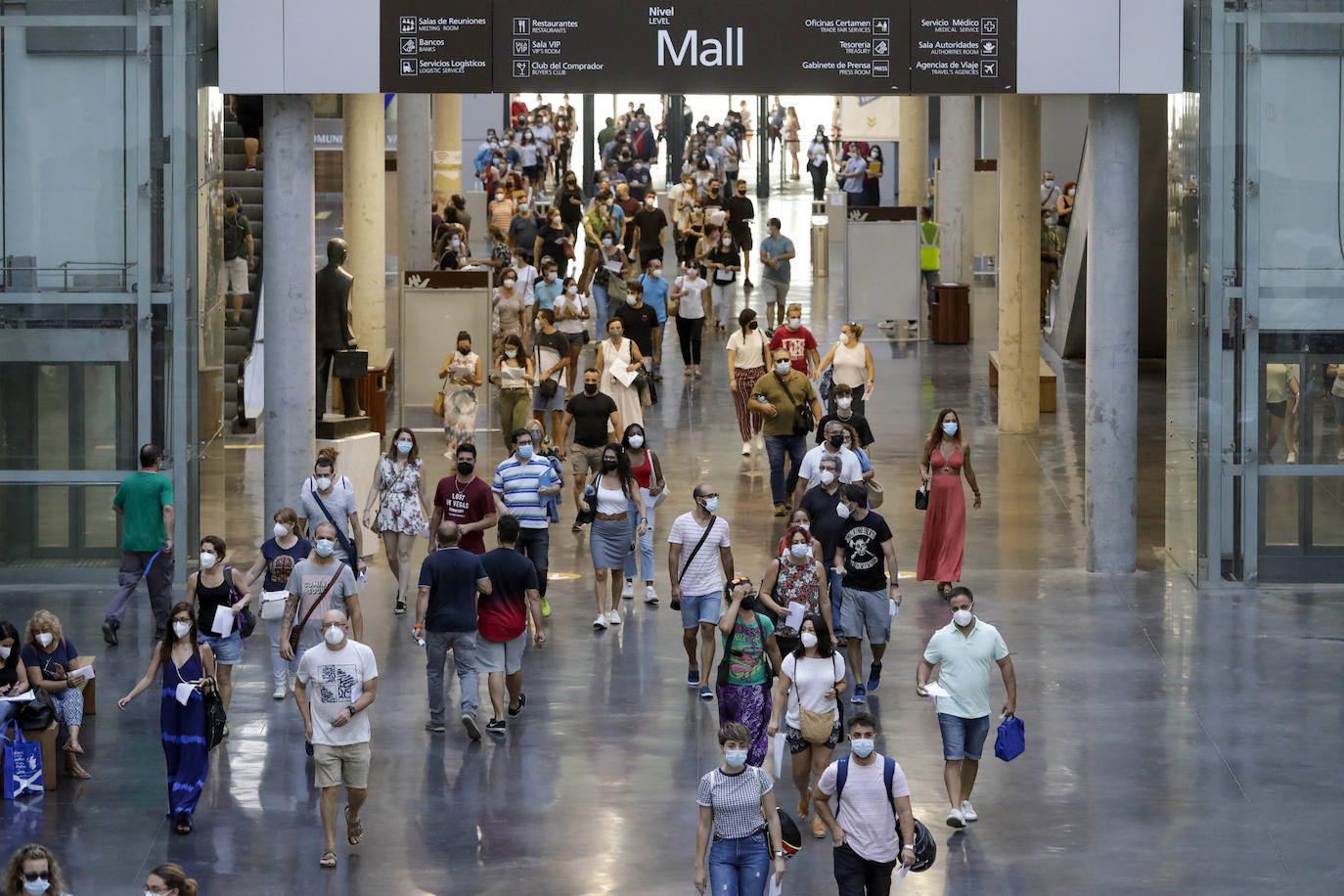 Miles de valencianos se han presentado a las oposiciones de Correos, que se han realizado en Feria Valencia. 