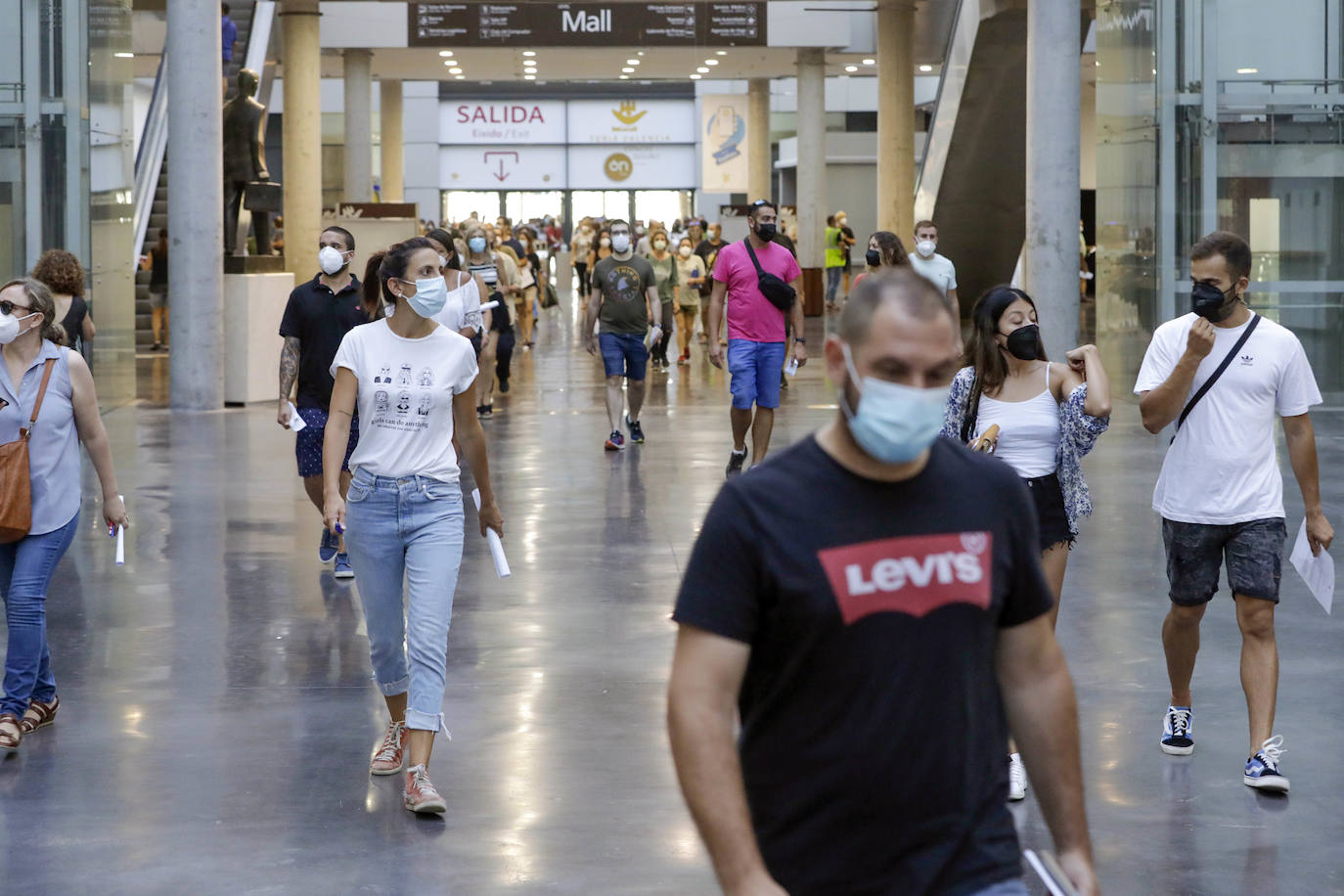 Miles de valencianos se han presentado a las oposiciones de Correos, que se han realizado en Feria Valencia. 