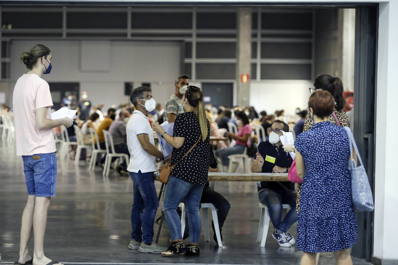 Miles de valencianos se han presentado a las oposiciones de Correos, que se han realizado en Feria Valencia. 