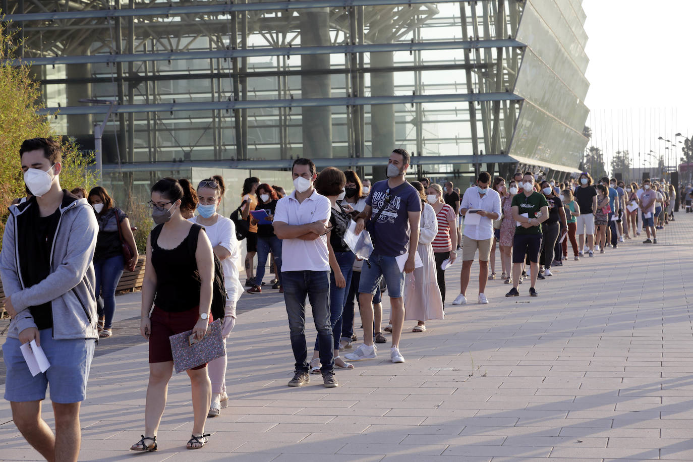 Miles de valencianos se han presentado a las oposiciones de Correos, que se han realizado en Feria Valencia. 