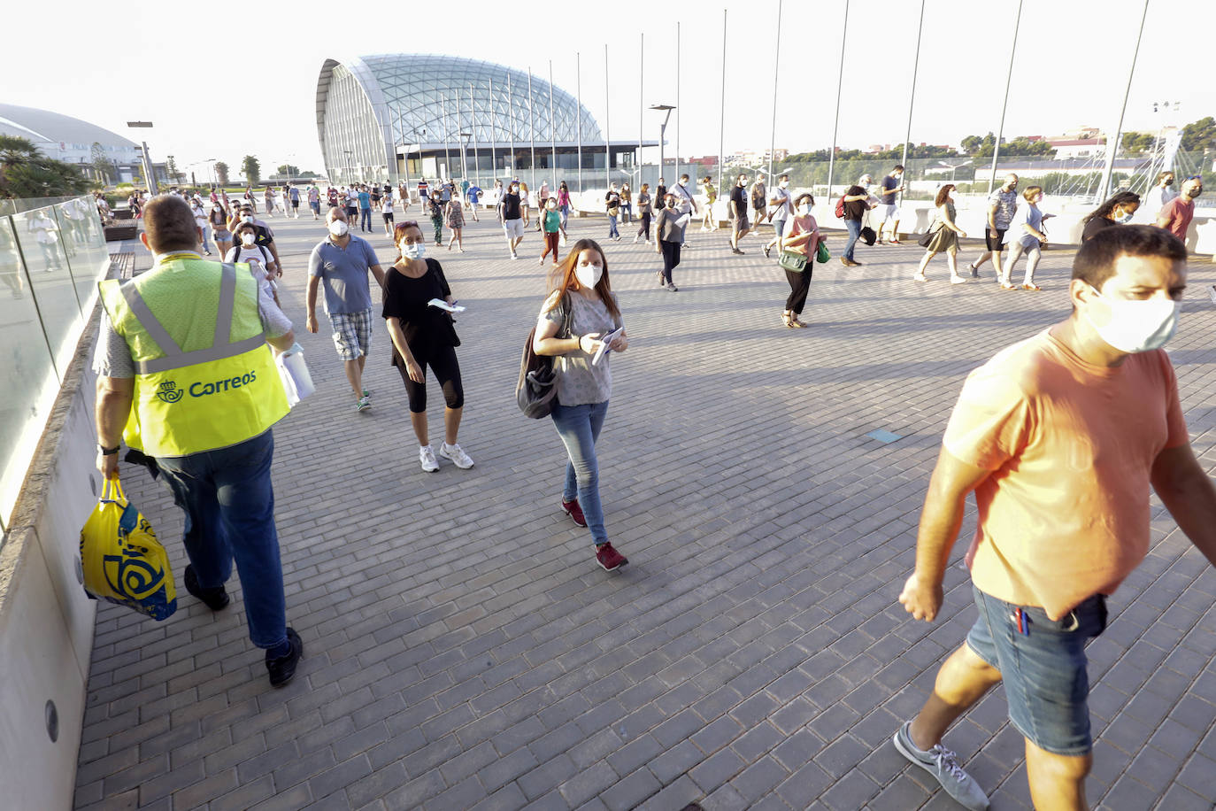 Miles de valencianos se han presentado a las oposiciones de Correos, que se han realizado en Feria Valencia. 