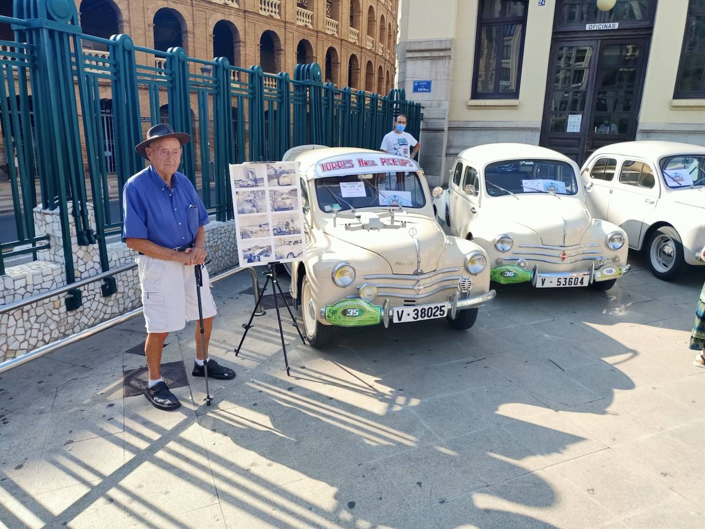 El Club Amigos Renault 4/4 celebra en la Estación del Norte la Concentración Nacional Mediterráneo 2021, recuperando para la memoria unos de los modelos más antiguos de la marca francesa