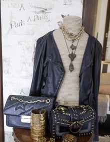 Imagen secundaria 2 - Americana Hortensia Maeso, pantalón de Nicoli, cinturón y bolso de Zadig & Voltaire. Fajín y falda de Hortensia Maeso, bolso de Hoss Intropia, cazadora de Diesel. Bolsos de Zadig & Voltaire y Pinko, collares de Luisymas, cazadora de Maje.