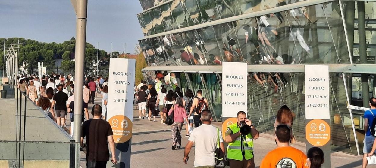 Asistentes a las oposiciones de Correos, ayer en Feria Valencia, dirigiendose al examen. lp