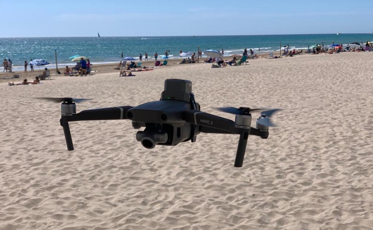 Imagen de uno de los drones empleados por la Policía Local de Alicante para vigilar que se cumplen las nuevas normas para frenar el Covid-19. 