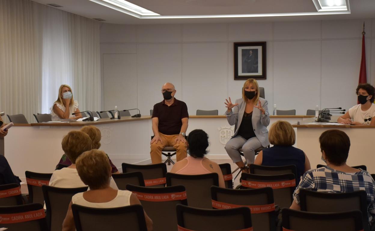 Un momento de reunión entre los regidores y los representantes de las asociaciones sociales. 