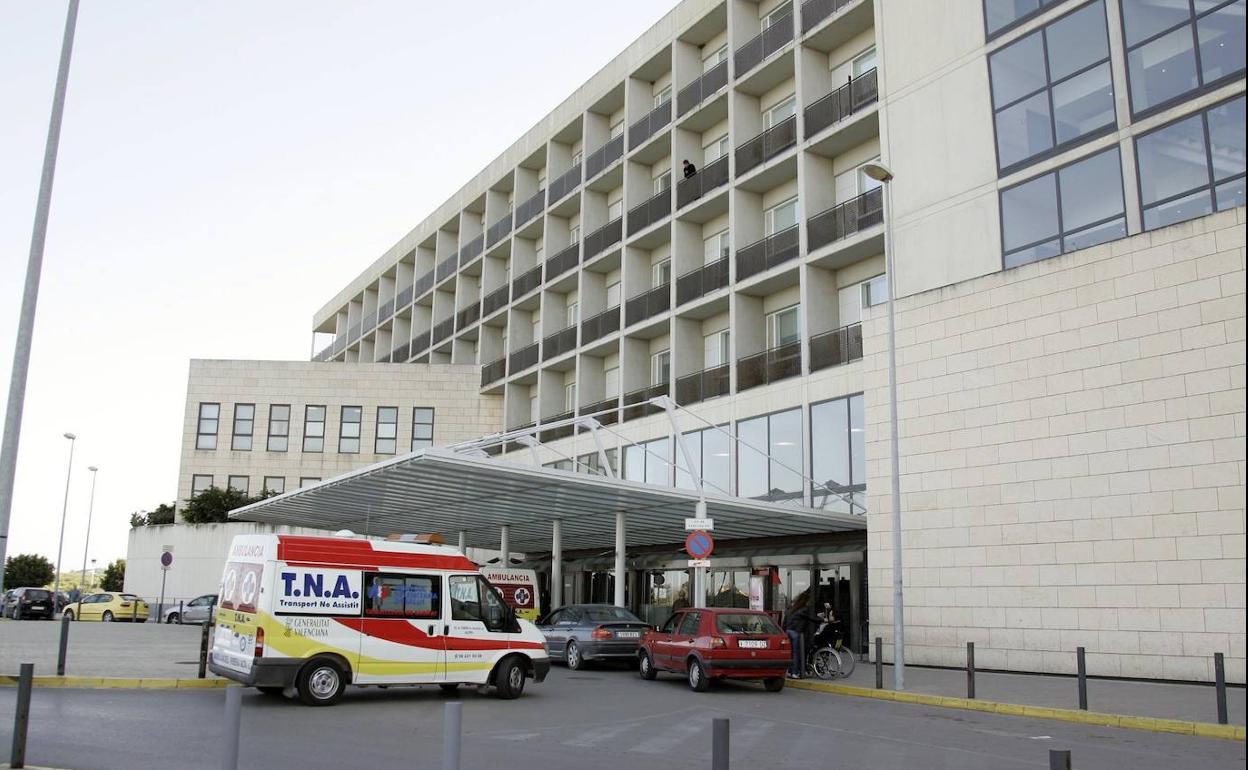 Entrada al hospital de la Ribera. 