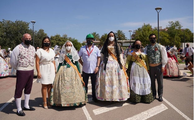 Imagen principal - El homenaje a Picazo y las falleras mayores, Yaiza y María, en la cremà. 