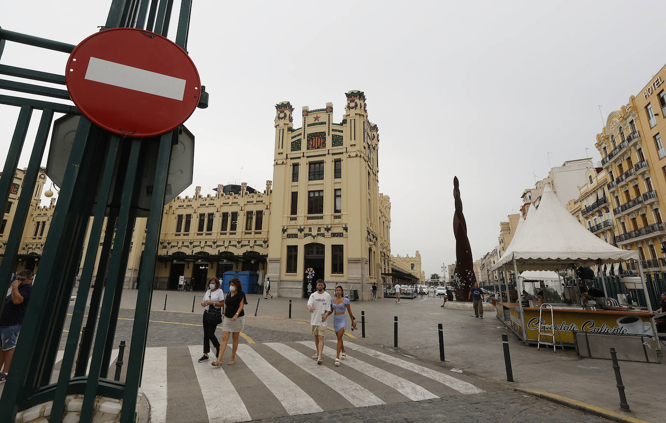 Churrerías, casetas de helado cerradas, terrazas de bares y pintadas por todas partes degradan el edificio modernista. La empresa Adif recibirá el proyecto para la rehabilitación integral de la emblemática construcción en marzo de 2022 y se ejecutará en tres fases durante años