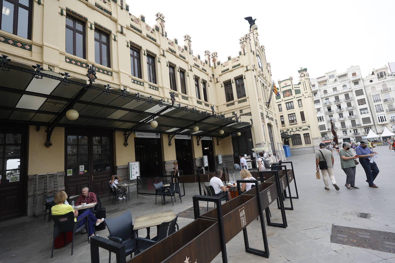 Churrerías, casetas de helado cerradas, terrazas de bares y pintadas por todas partes degradan el edificio modernista. La empresa Adif recibirá el proyecto para la rehabilitación integral de la emblemática construcción en marzo de 2022 y se ejecutará en tres fases durante años