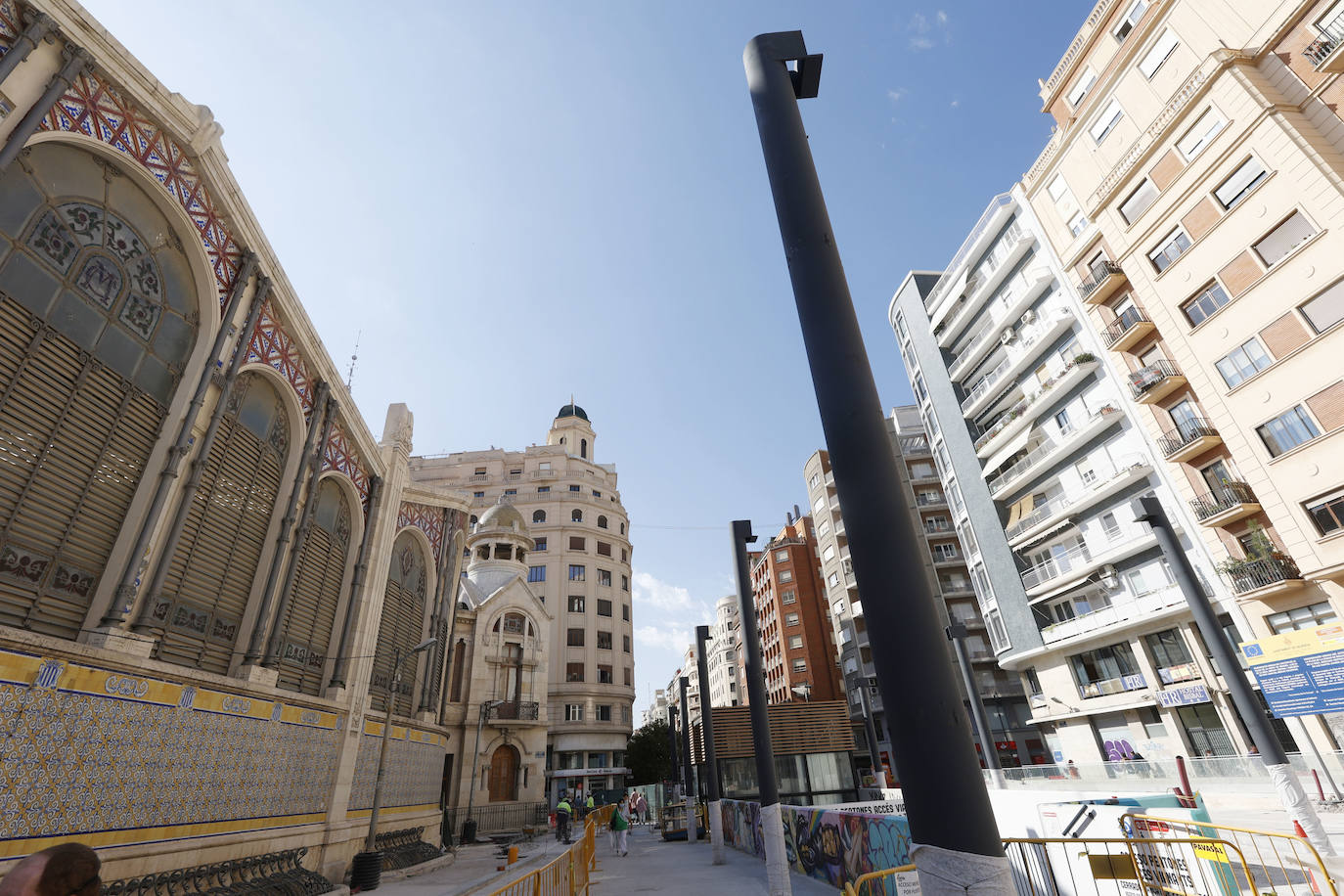 El entorno del Mercado Central y la Lonja está en obras. La instalación de pérgolas con placas fotovoltaicas en la plaza de Brujas ha despertado la polémica por los materiales empleados para la intervención, un proyecto que muchos tildan de invasivo con el patrimonio. 