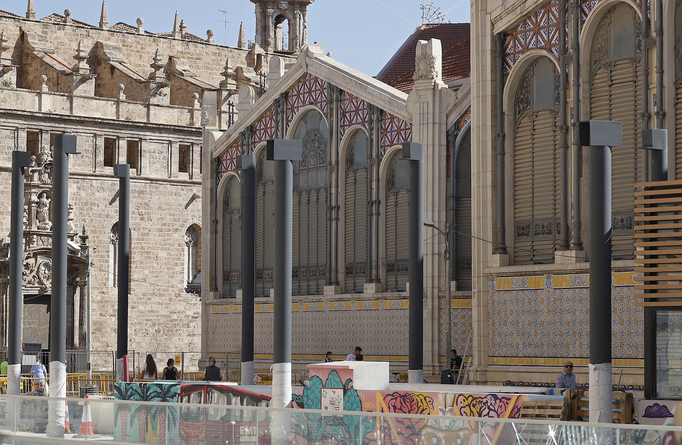 El entorno del Mercado Central y la Lonja está en obras. La instalación de pérgolas con placas fotovoltaicas en la plaza de Brujas ha despertado la polémica por los materiales empleados para la intervención, un proyecto que muchos tildan de invasivo con el patrimonio. 