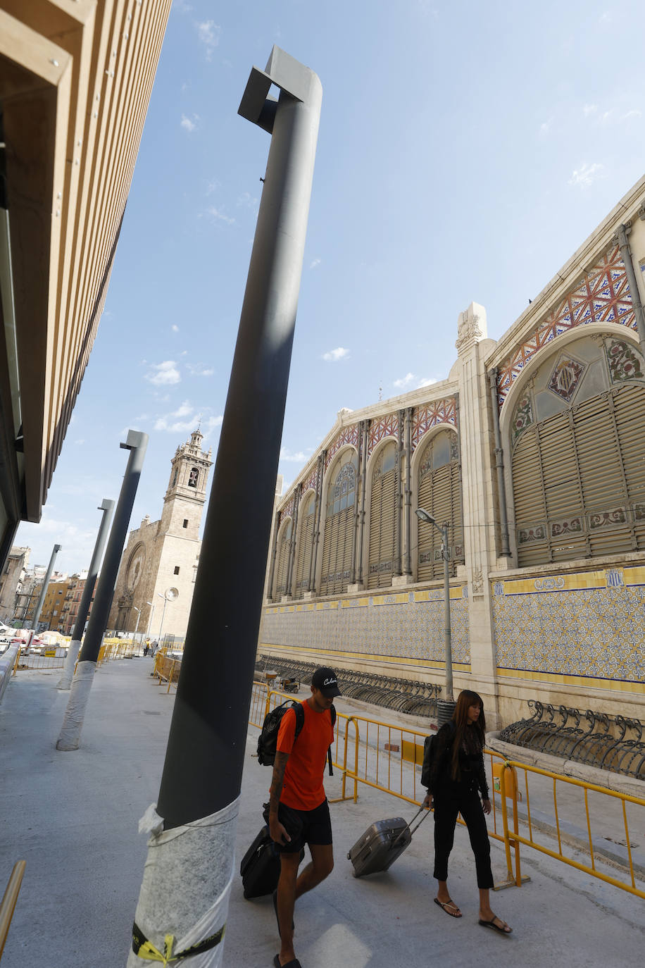 El entorno del Mercado Central y la Lonja está en obras. La instalación de pérgolas con placas fotovoltaicas en la plaza de Brujas ha despertado la polémica por los materiales empleados para la intervención, un proyecto que muchos tildan de invasivo con el patrimonio. 