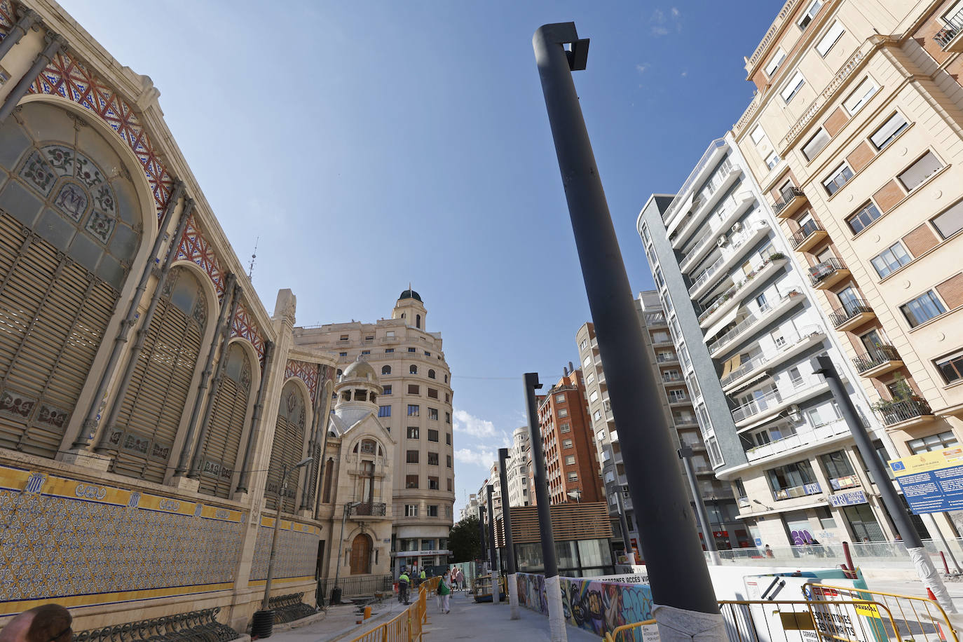 El entorno del Mercado Central y la Lonja está en obras. La instalación de pérgolas con placas fotovoltaicas en la plaza de Brujas ha despertado la polémica por los materiales empleados para la intervención, un proyecto que muchos tildan de invasivo con el patrimonio. 