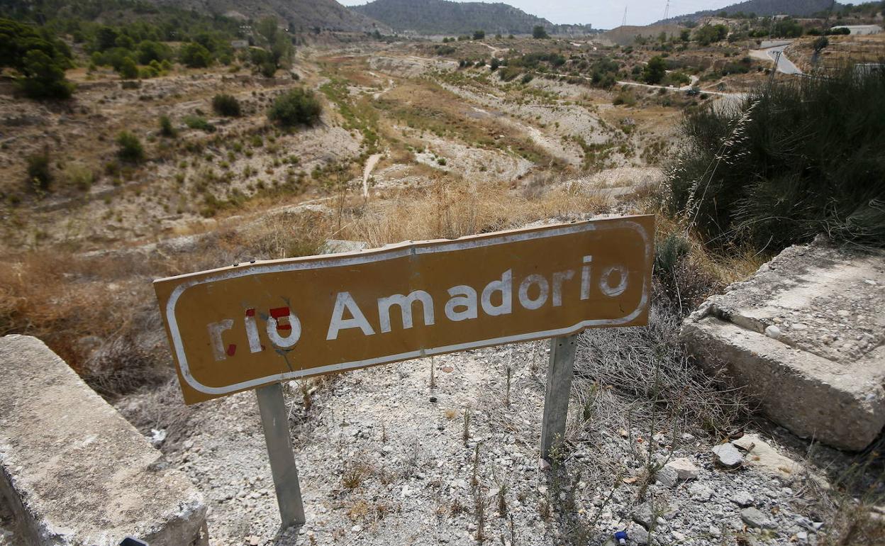 Después de asesinar a su pareja, el hombre se habría arrojado desde un puente al cauce del Río Amadorio. 