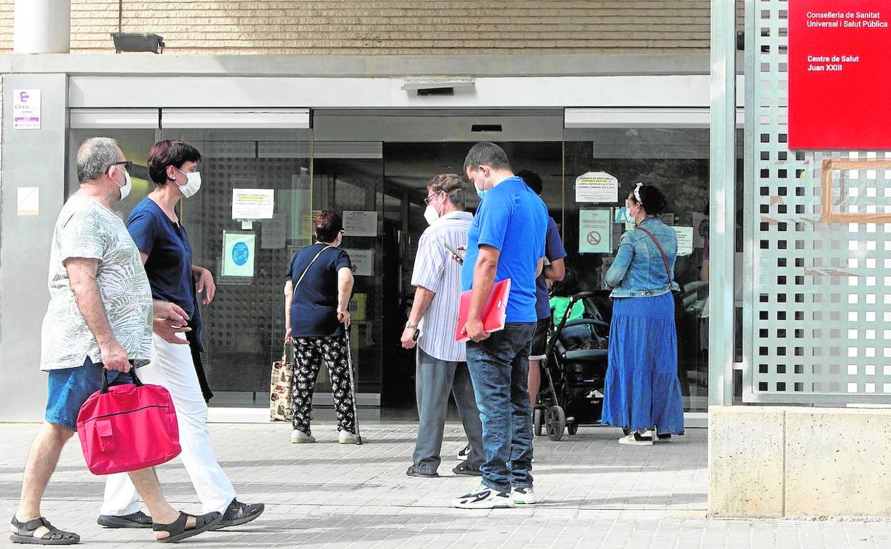 Pacientes esperan su turno a las puertas de un centro de salud valenciano, ayer. 