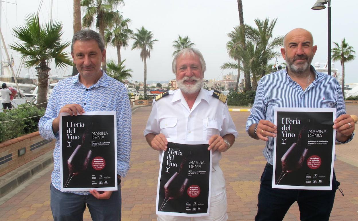 José Vicente Blasco, Gabriel Martínez y Vicente García con el cartel de la Feria del Vino. 