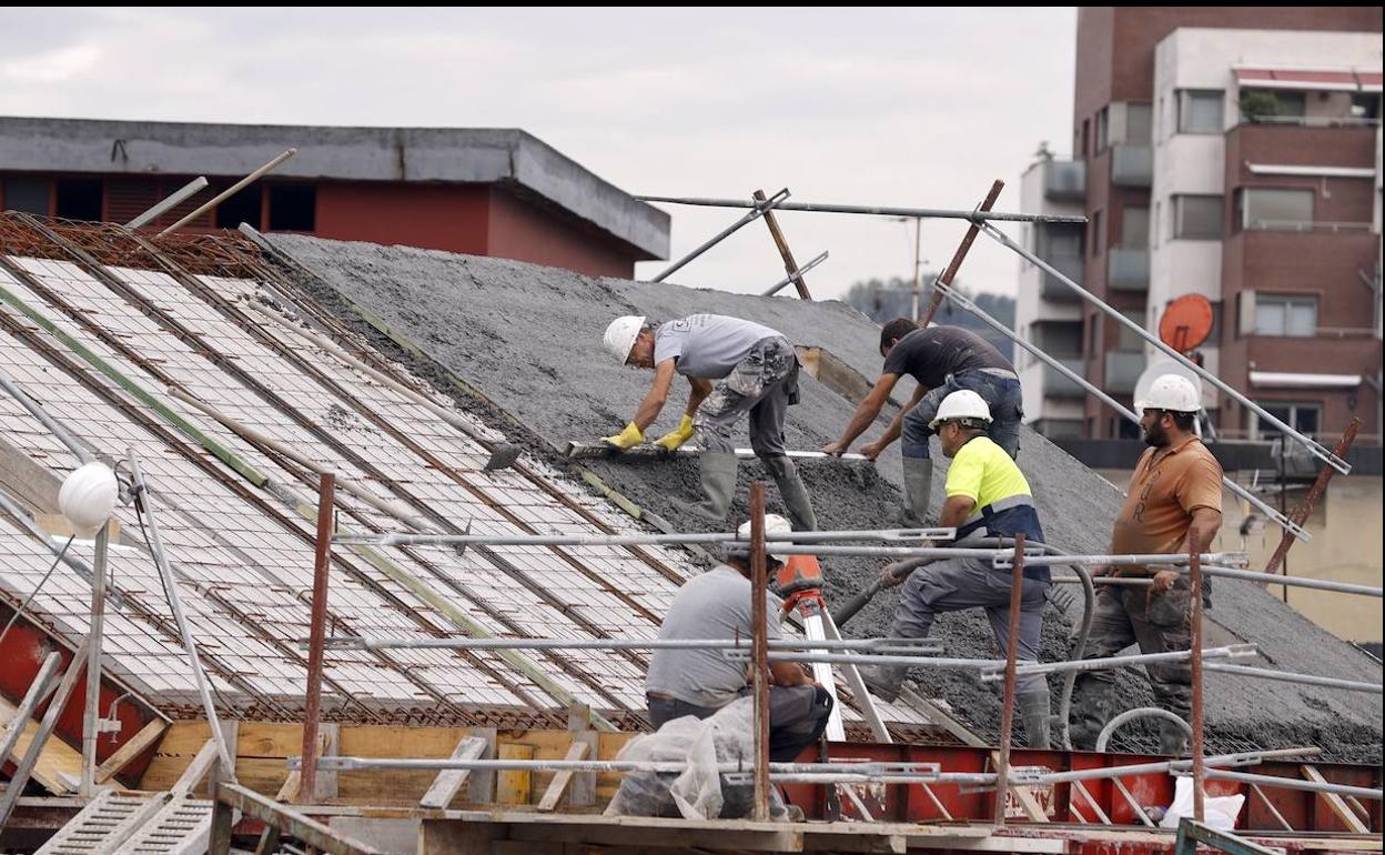 Trabajadores en una obra. 