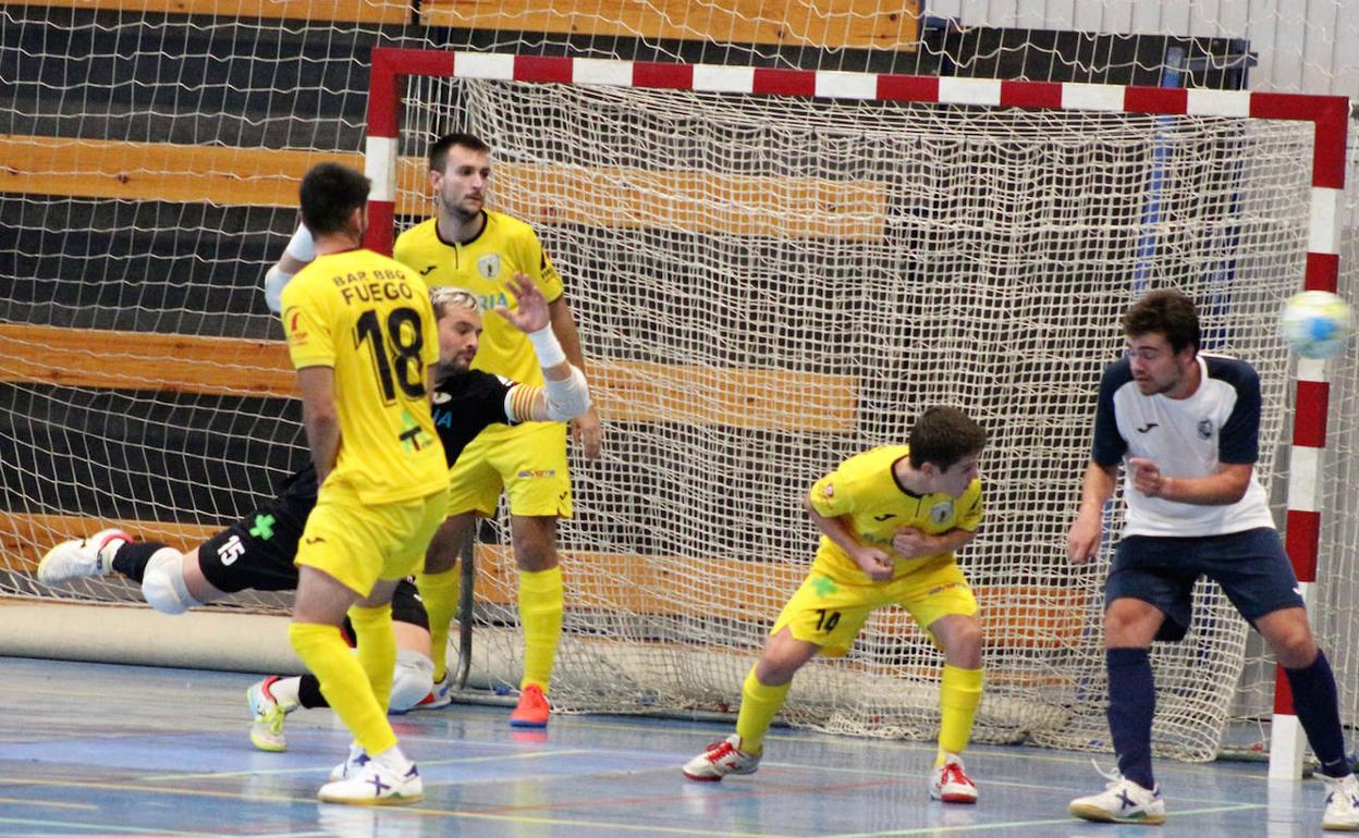 Roque desviando el balón a córner. 