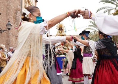 Imagen secundaria 1 - Celebración religiosa, bailes y llegada de la Peregrina a Santa María del Mar. 