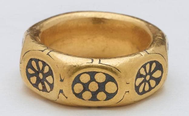 Un arqueólogo halla un tesoro previkingo de objetos de oro