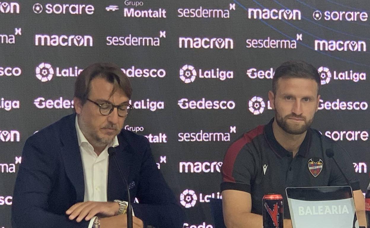 Quico Catalán (I), durante la rueda de prensa de presentación de Mustafi (d) como nuevo jugador del Levante. 