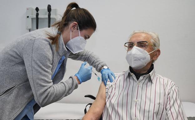 Sanidad estudia inyectar la tercera dosis en residencias desde el 4 de octubre