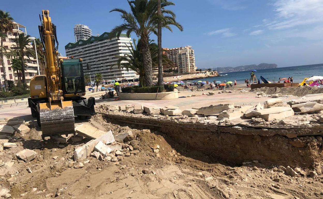 Las obras que se han iniciado en la playa de la Fossa para remodelar el mirador dañado por 'Gloria'. 