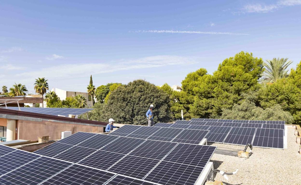 La instalación de las placas fotovoltaicas en el edificio. 