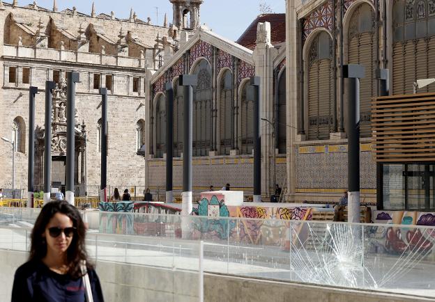 Ninguna administración se responsabiliza de colocar las pérgolas junto al Mercado Central de Valencia