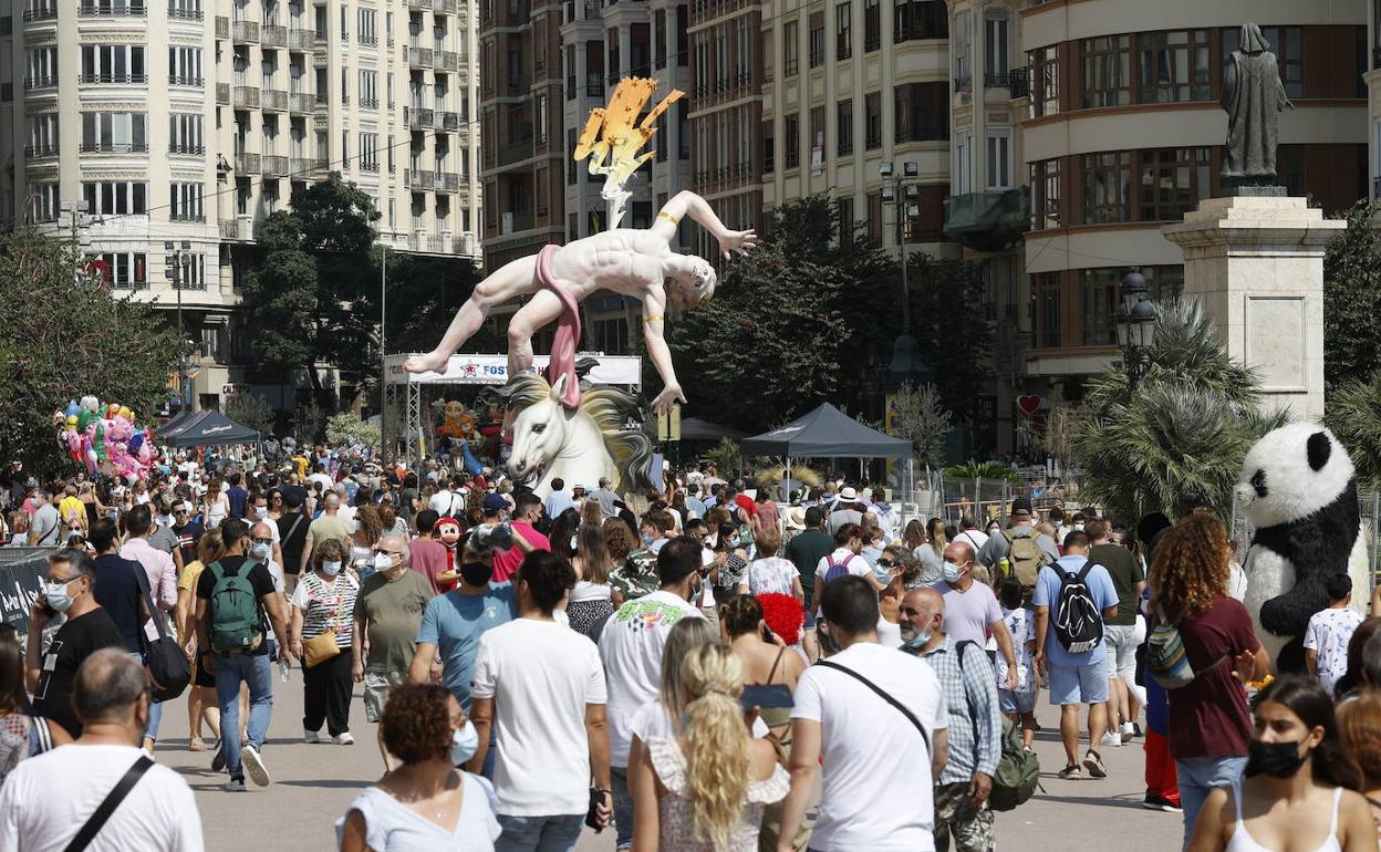 La plaza del Ayuntamiento, las pasadas Fallas. 