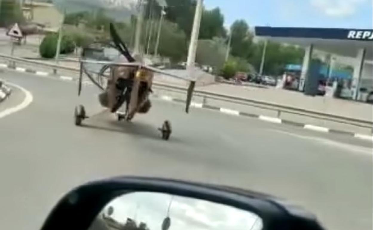 Un conductor grabó con su móvil un vídeo del autogiro circulando por la carretera de Castalla. 