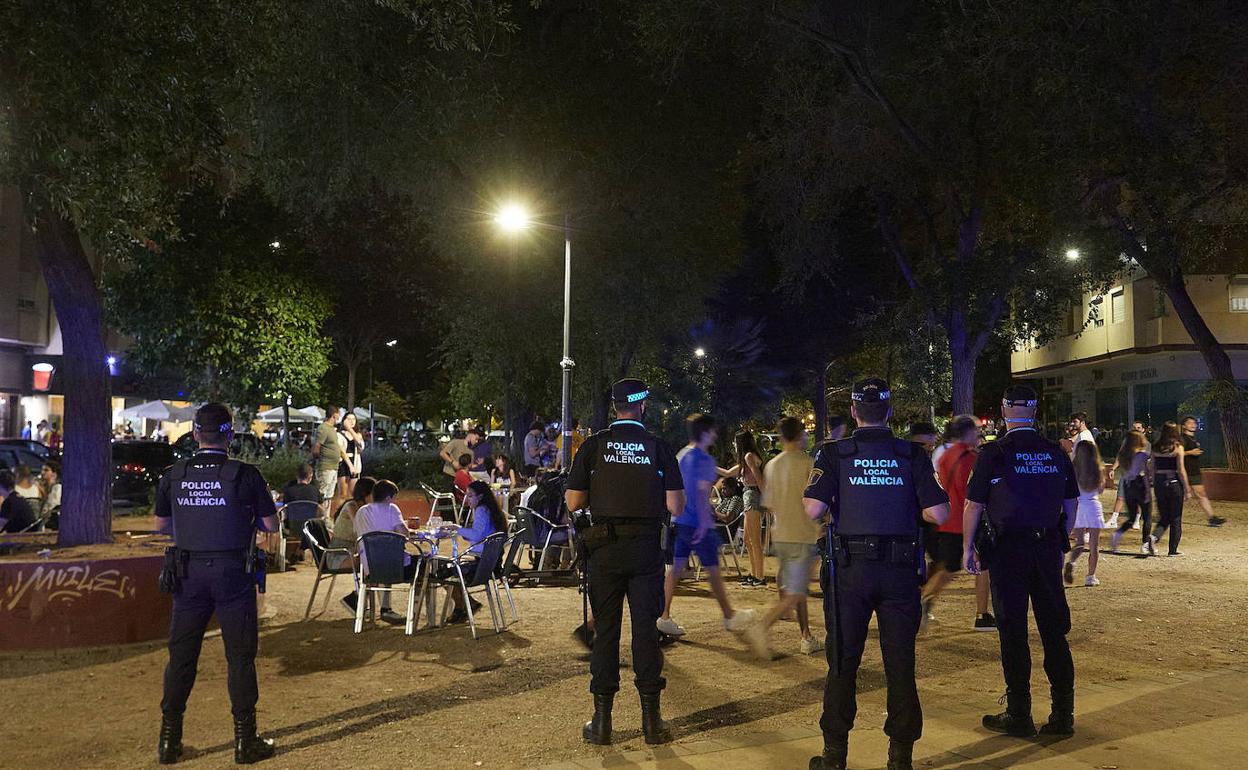 Varios agentes de Policía vigilan la plaza de Honduras, ese mismo mes.