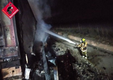 Imagen secundaria 1 - Los bomberos trabajaron más de cuatro horas hasta extinguir por completo el incendio. 