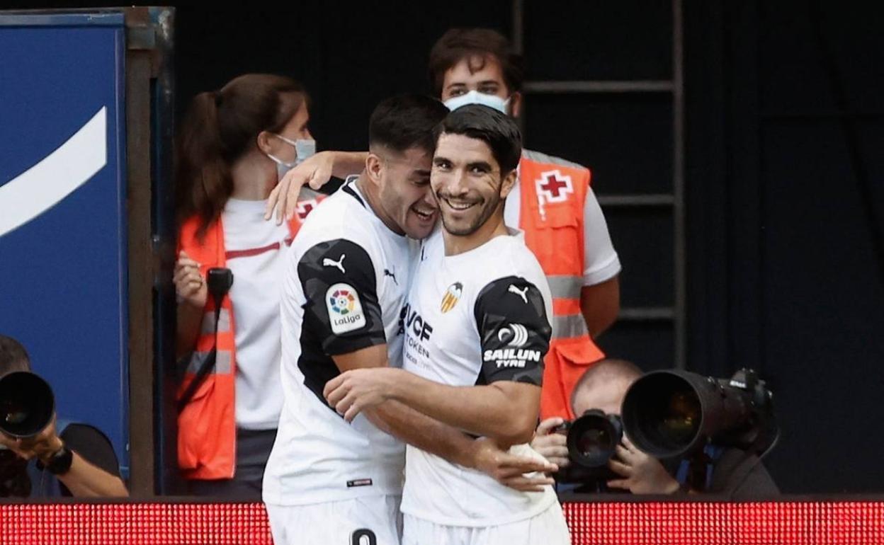 Carlos Soler se abraza a Maxi Gómez durante el partido frente a Osasuna. 