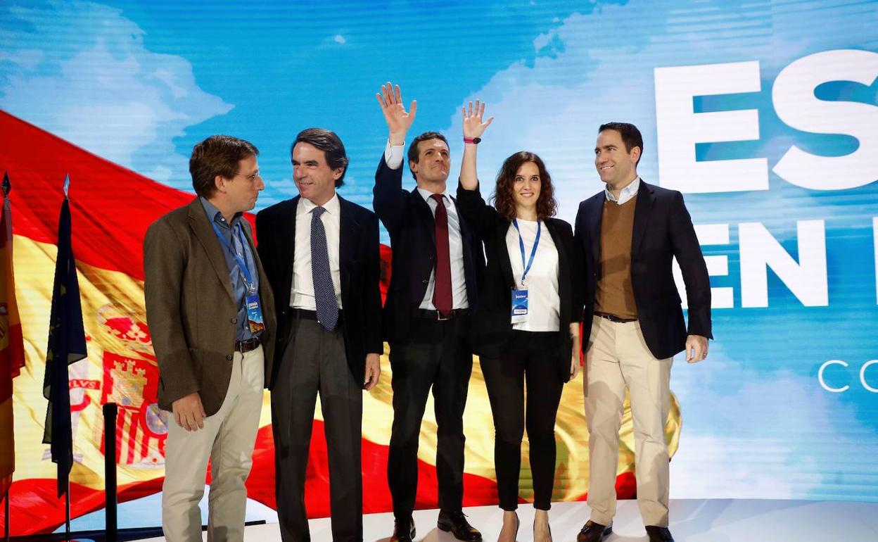 Casado, con Aznar y Ayuso en 2019. 