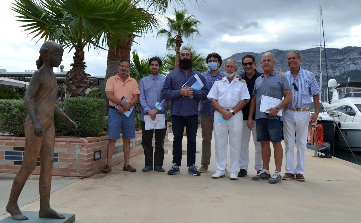 Los premiados y el jurado junto a la escultura ganadora. 