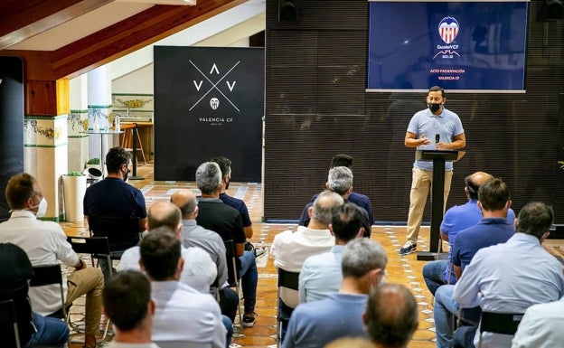 Anil Murthy, durante la. presentación del curso de Escoles Blanquinegres ayer en Mestalla. 