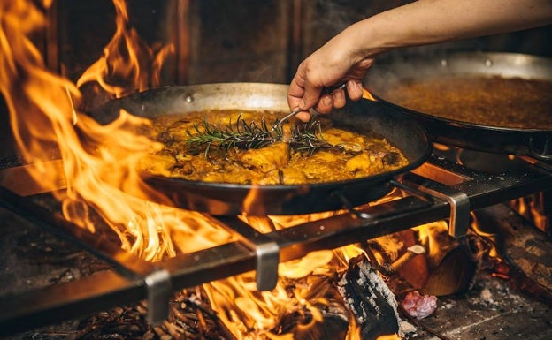 Paellas cocinadas en Londres con fuego de leña. 