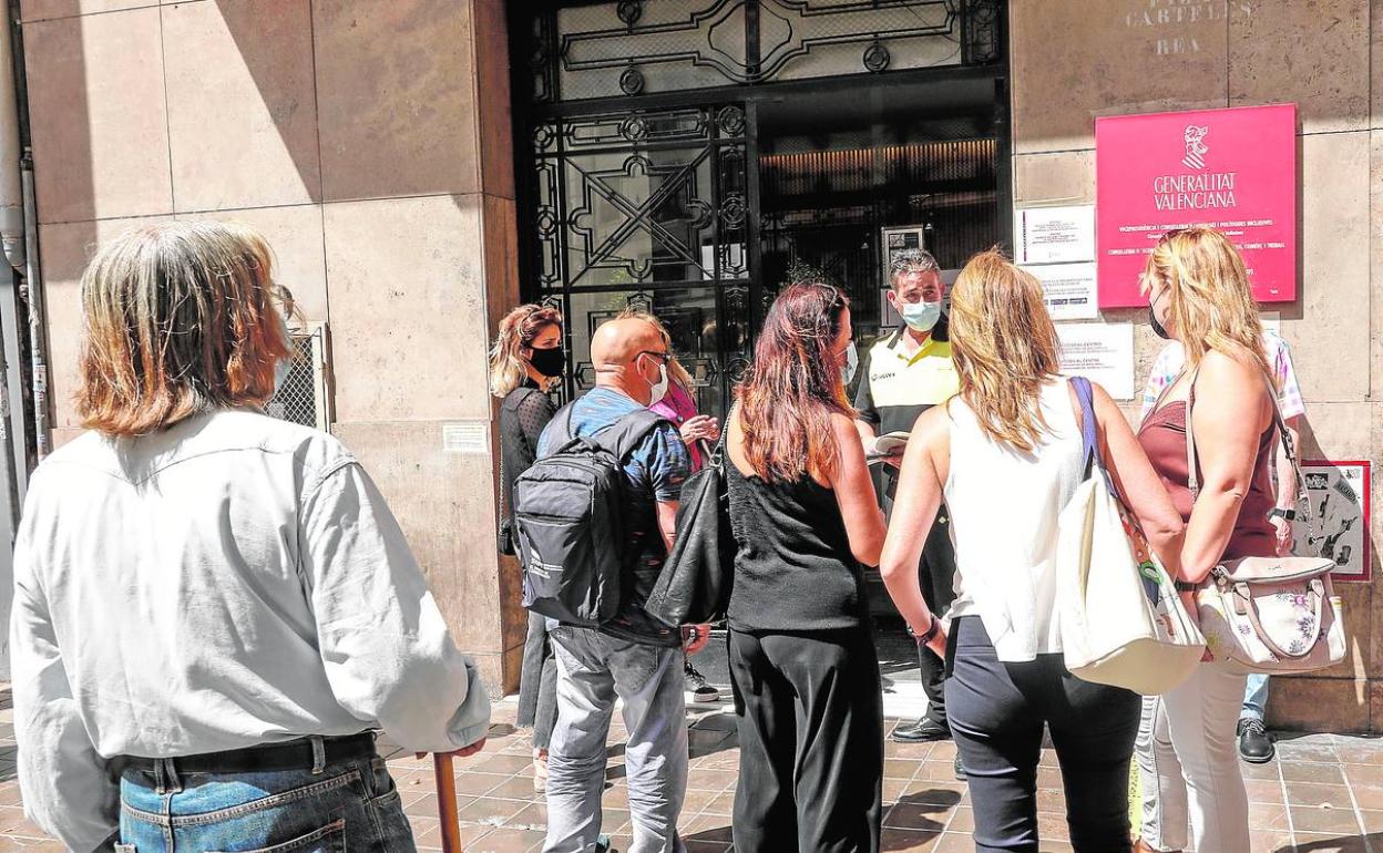Teletrabajo en octubre | El Gobierno restringe el teletrabajo mientras la Generalitat lo mantiene