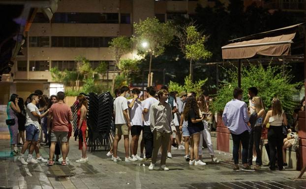 Jóvenes beben en la calle en plena plaza Honduras de madrugada. 