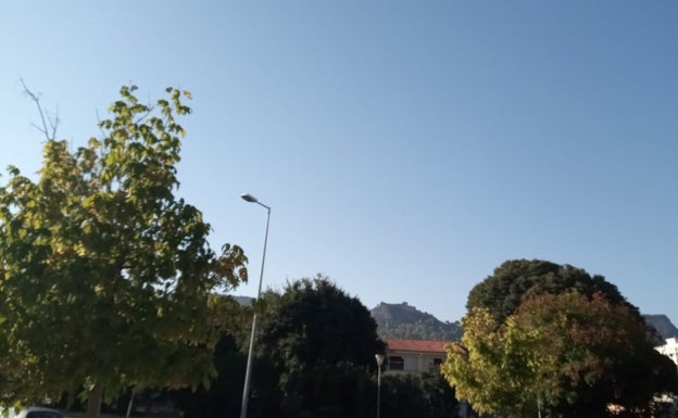 El cielo ha amanecido este viernes despejado en Xàtiva. 