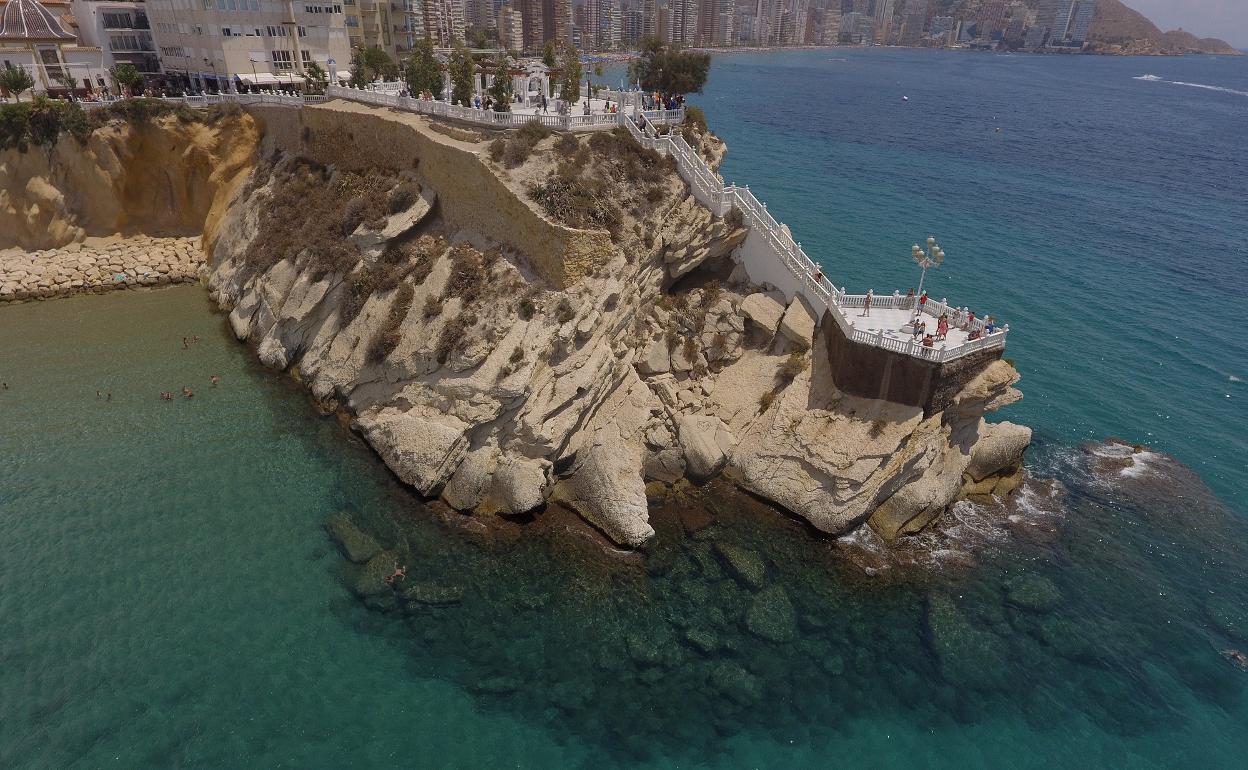 La joven se precipitó al mar desde el mirador