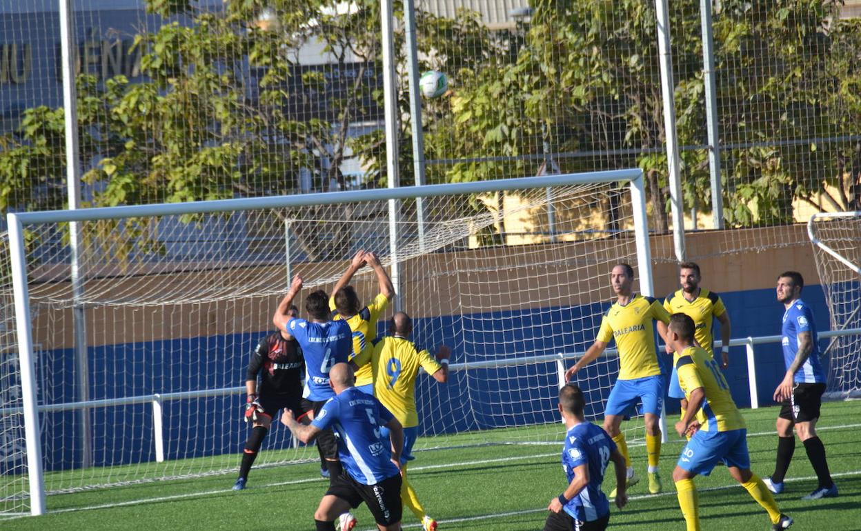 La defensa del Dénia ante el Racing Benidorm. 